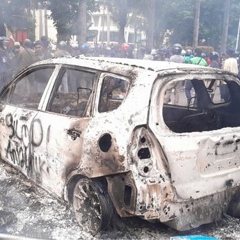 Mobil di Depan Mako Brimob Kwitang Dibakar Massa