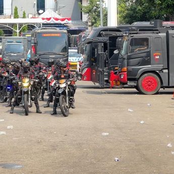 Mau Didemo Mahasiswa, Ratusan Brimob Jaga Polda Metro Jaya
