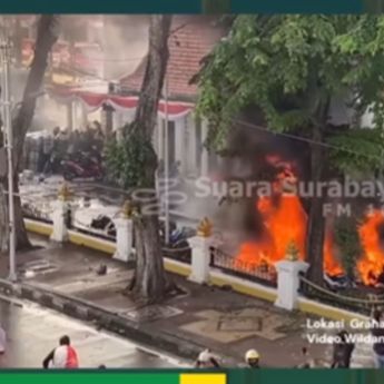Demo Buruh dan Mahasiswa  di Surabaya, Bakar Kendaraan Sampai Jalan Ditutup