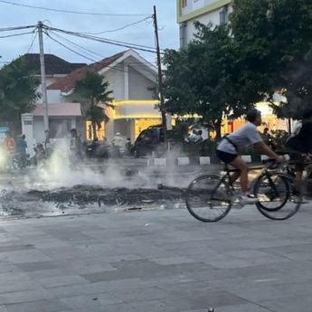 Aksi di Solo Memanas, Polisi Bubarkan Massa Jelang Malam