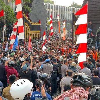 Massa Mahasiswa Jebol Gerbang Polda Metro Jaya