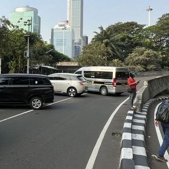 Demo Mahasiswa Lumpuhkan Lalu Lintas Simpang Semanggi, Kendaraan Putar Balik