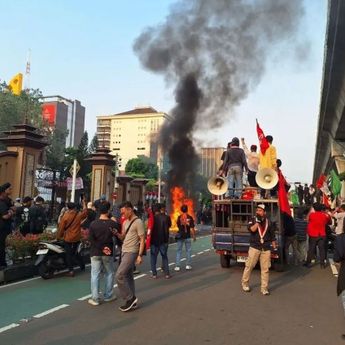Mahasiswa Gelar Aksi di Depan Mabes Polri, Jalan Trunojoyo Ditutup