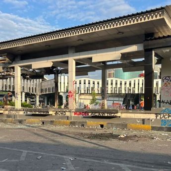 7 Halte Transjakarta Hangus Dibakar Massa Saat Demo Ricuh di Jakarta