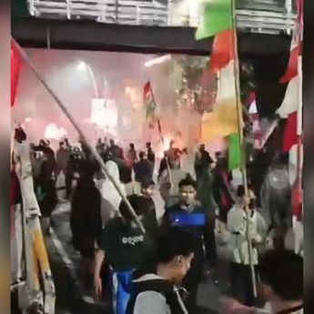 Chaos! Demo di Polres Jakarta Timur, Terdengar Suara Ledakan dan Sejumlah Mobil Terbakar