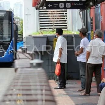 Transjakarta Mulai Operasikan Layanan Secara Bertahap Sejak Minggu Pagi