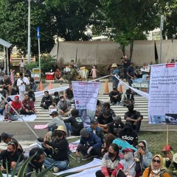 Rombongan Warga Pati Tiba di KPK, Langsung Kumandangkan Sholawat Bersama
