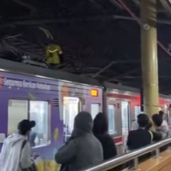 Viral, Pria Berjaket Ojol Lari di Atas Gerbong KRL Stasiun Cikini