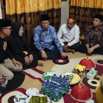 Takziah ke Rumah Almarhum Abay di Makassar, Menag Sampaikan Duka Cita Presiden