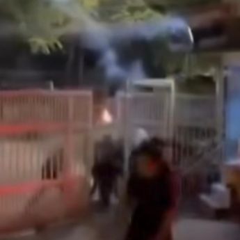 Aparat Tembakkan Gas Air Mata ke Kampus Unisba-Unpas Bandung