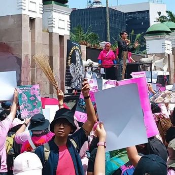 Aliansi Perempuan Indonesia Gelar Aksi di DPR, Sapu Lidi Jadi Simbol Perlawanan