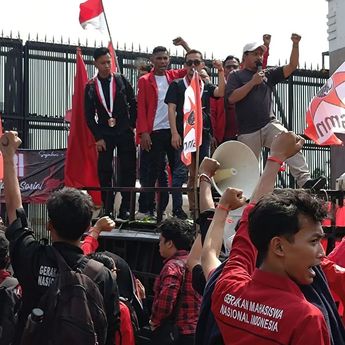 Mahasiswa GMNI Gelar Aksi Protes di Depan DPR/MPR RI