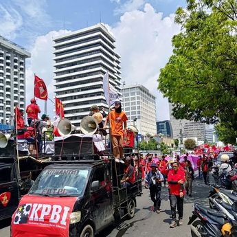 Massa Aliansi Gebrak Gelar Long March Menuju Patung Kuda