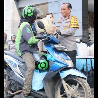 Polda Metro Bagi-bagi Sembako dan Helm ke Pengemudi Ojol