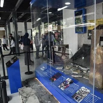 Gubernur Pramono: Bagian Halte Jaga Jakarta Sengaja Dibiarkan sebagai Pengingat