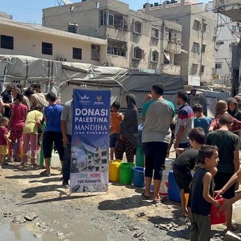 Bersama Ivan Gunawan, BAZNAS RI Kembali Salurkan Bantuan Air Bersih 45.000 Liter bagi Warga Palestina
