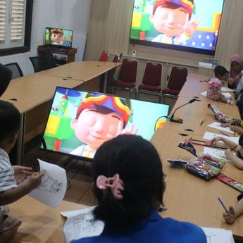 Anak-Orang Tua Warga Asrama Brimob Kwitang Diberi Trauma Healing