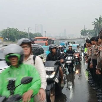 Ada Demo, Polisi Berbaris Bentuk Pagar Manusia di Gatot Subroto untuk Jaga Kelancaran Arus Lalu Lintas