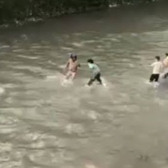 Viral Video Menteri Keuangan Nepal Diarak Telanjang hingga Masuk Sungai