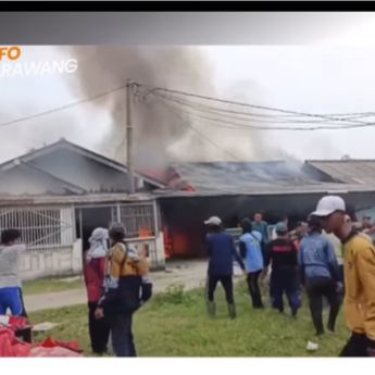 VIDEO: Kebakaran Rumah di Karawang, Dentuman Tabung Gas Terdengar Mengerikan