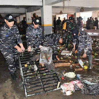TNI AL dan Warga Denpasar Bersatu Tangani Banjir Bandang