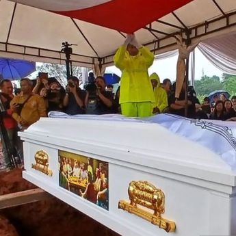 Sekjen Kemlu Pimpin Pemakaman Zetro Leonardo Purba di Tangsel