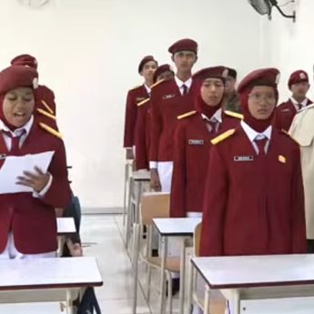 Prabowo Tinjau Sekolah Rakyat, Disambut Hangat Siswa