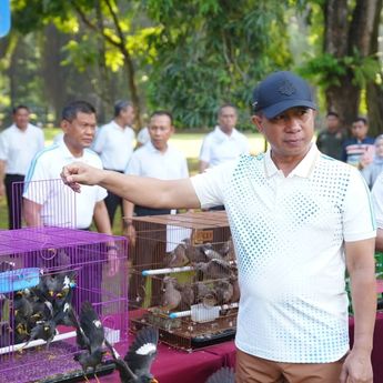 Panglima TNI Bagikan 600 Paket Sembako dan Lepas 500 Burung di Mabes TNI