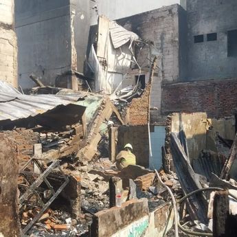 Dua Petugas Damkar Terluka Saat Padamkan Kebakaran di Senen