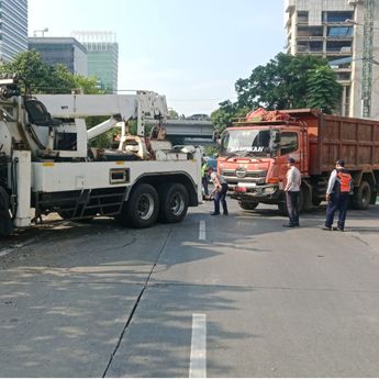 Truk Tabrak Separator Busway di Slipi Jaya, Lalu Lintas Arah Tomang Macet Parah