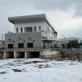 Busa Putih Muncul di Kali Mookervart, Sudin LH Jakarta Barat Lakukan Uji Sampel