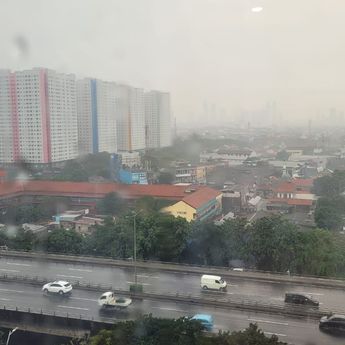 Hujan Angin Disertai Petir Guyur Jakarta Siang Ini, Waspada Banjir di Daerah Rawan