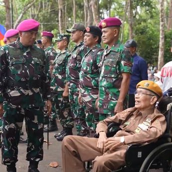 527 Prajurit Muda Resmi Kenakan Baret Ungu, Disematkan Panglima Korps Marinir