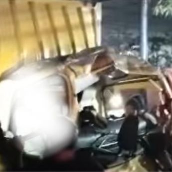 Sopir Terjepit Kabin dalam Kecelakaan Mengerikan di Cikampek