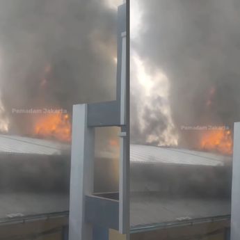 Gudang PIpa di Tanjung Priok Kebakaran
