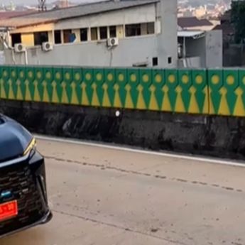 Viral 2 Mobil Dinas Pelat Merah Terobos Jalur Layang Busway, Publik Geram