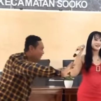 Viral! Kades Joget di Kantor Kecamatan Sooko Bareng Biduan Cantik