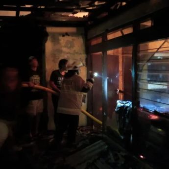 66 Personel Gulkarmat Jaksel Kerahkan Upaya Padamkan Kebakaran di Kuningan