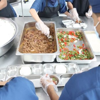 Kisah Bu Eem Usia 53 tahun Juru Masak di Dapur MBG: Alhamdulillah Saya Bisa Kerja
