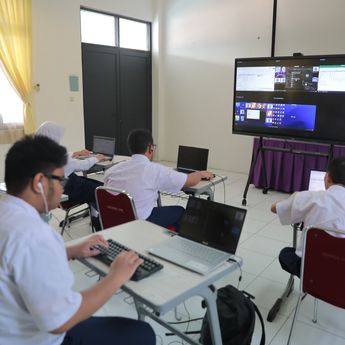 Guru SLB Terkesan dengan Smart Board dari Pemerintah: Negara Perhatikan Akses Disabilitas