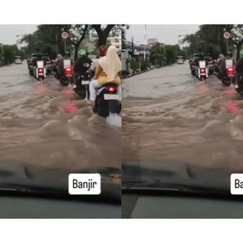 Banjir di Jalan GDC Depan Alun-alun Kota Depok Bikin Macet