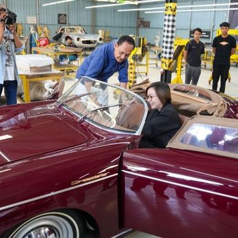 Wamen Ekraf Irene Puji Tuksedo Studio, Produksi Ulang Mobil Klasik yang Mendunia
