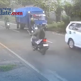 VIDEO: Detik-detik Driver Ojol Tewas Usai Senggol Truk Besar
