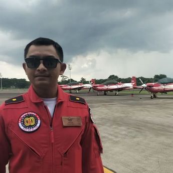 Tim Jupiter Aerobatic Suguhkan Formasi Hati pada HUT ke-80 TNI di Monas