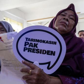 Menko AHY dan Wamen ATR/BPN Serahkan 129 Sertifikat Tanah kepada Warga Sumbar