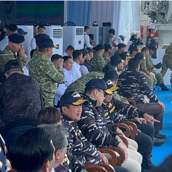 Prabowo Saksikan Parade Kapal Perang KRI Pakai Jaket Loreng TNI