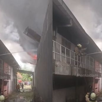 Kebakaran Pabrik di Cengkareng, 16 Unit Mobil Damkar Dikerahkan