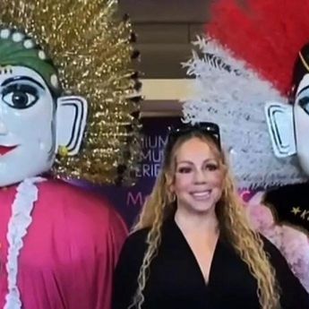 Mariah Carey Disambut Ondel-Ondel Saat Tiba di Jakarta