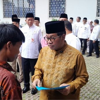 Pramono Anung Serahkan Pemutihan Ijazah pada 1.238 Siswa
