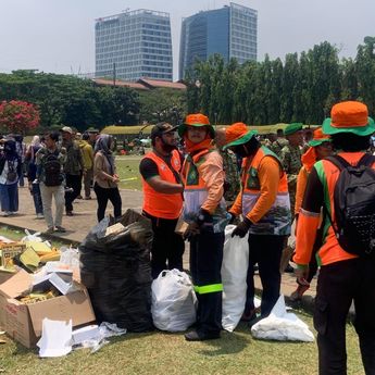 126,65 Ton Sampah Diangkut Usai Perayaan HUT ke-80 TNI di Monas